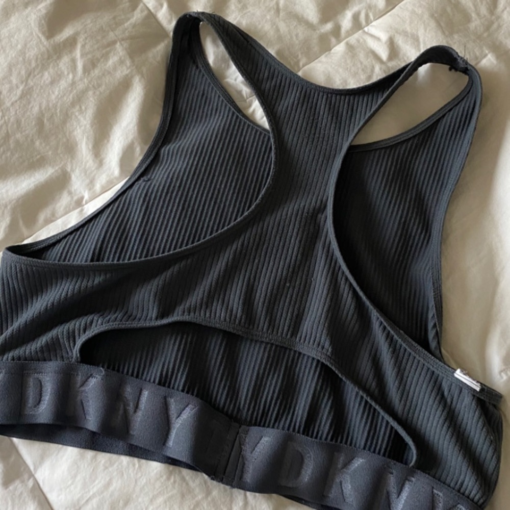 cute workout top !!